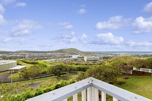 Property grounds - Hawaii Kai Dream with large lanai, ocean views, & a home office - near beaches (Honolulu)