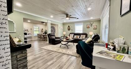 Secluded-Prvt fishing-Close to dwntn-firepit-paddleboat-nature trail-KING bed