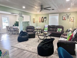 Interior - Secluded-Prvt fishing-Close to dwntn-rural-paddleboat-nature trail-KING bed (Brenham)