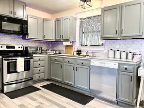 Fridge, microwave, oven, stovetop - Secluded, acreage,1.5m to dwntn. Fishing-paddleboat-nature trail-KING Sleep# Bed (Brenham)