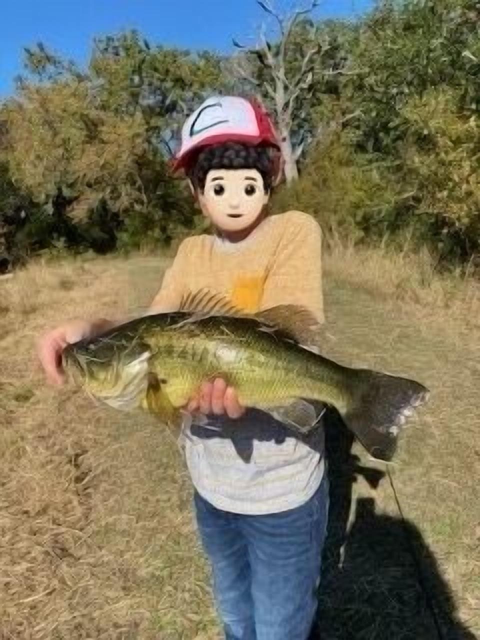 Una persona sosteniendo un pez.