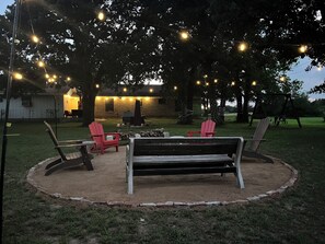 Property grounds - Secluded, acreage,1.5m to dwntn. Fishing-paddleboat-nature trail-KING Sleep# Bed (Brenham)