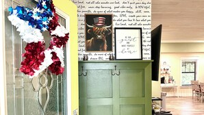 A room with a green door, a glass door with a decorative wreath, a wall with motivational quotes, and a kitchen area with a dining table and chairs. - Secluded-Prvt fishing-Close to dwntn-firepit-paddleboat-nature trail-KING bed (Brenham)
