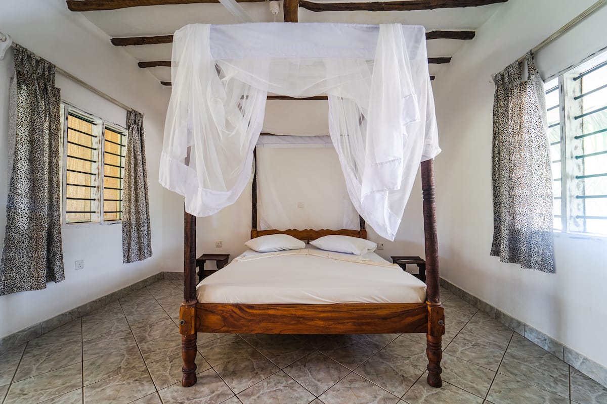 2 bedrooms, premium bedding, desk, blackout curtains