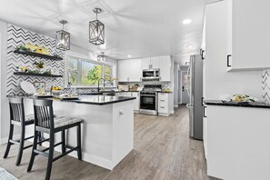 Jääkaappi, mikroaaltouuni, uuni, liesi