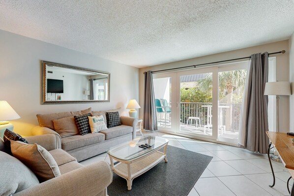 TV - Gulf-front condo with WiFi & a washer/dryer plus pool, hot tub, & fitness room (Fort Walton Beach)