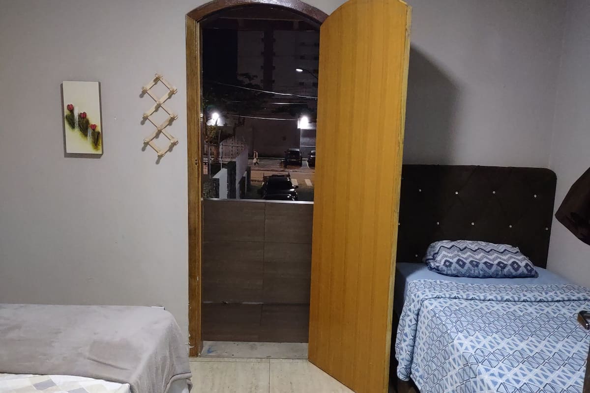 Quarto 10 ( 2 pessoas) | WiFi (free), bed sheets