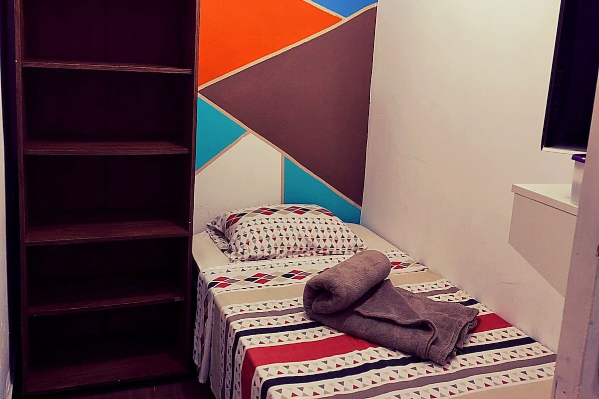 Quarto 02 ( 1 pessoa) | WiFi (free), bed sheets