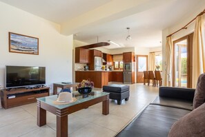 Een televisie, een open haard, een dvd-speler en een tafeltennistafel