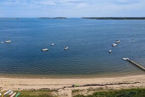 Nära stranden, solstolar och strandhanddukar