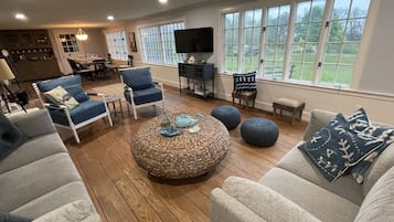 Smart-tv, eldstad, bordsfotboll och ett bordtennisbord