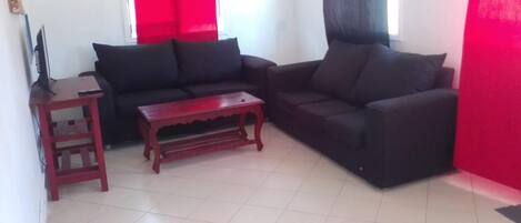 House, 2 Queen Beds | Living room