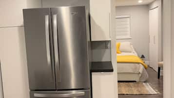 2 bedrooms, desk, iron/ironing board, travel crib