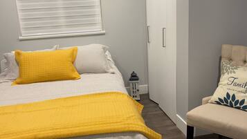 2 makuuhuonetta, työpöytä, silitysrauta/-lauta, vauvan matkasänky