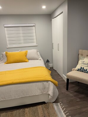 2 slaapkamers, een bureau, een strijkplank/strijkijzer, reisbedje