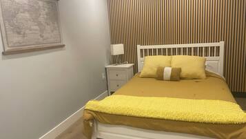 2 makuuhuonetta, työpöytä, silitysrauta/-lauta, vauvan matkasänky