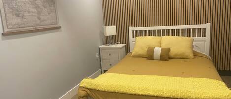 2 sovrum, skrivbord, strykjärn/strykbräda och resesäng