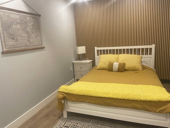 2 slaapkamers, een bureau, een strijkplank/strijkijzer, reisbedje