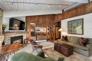 Woodbridge Condo 8C | Wohnbereich