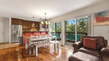 Woodbridge Condo 25A | In-room dining