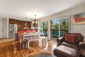 Woodbridge Condo 25A | In-room dining