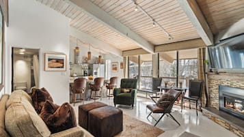 Woodbridge Condo 8C | Living area | 40-inch flat-screen TV with cable channels, TV