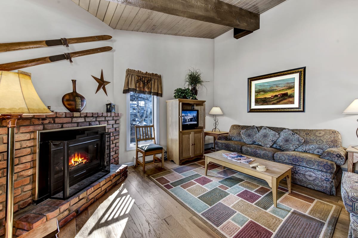 Apartment | Wohnbereich | 40-Zoll-Flachbildfernseher mit Kabelempfang, Fernseher