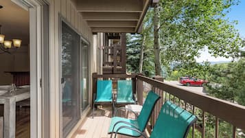 Woodbridge Condo 25A | Terrace/patio