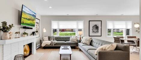 Una Smart TV, videojuegos, un futbolín, libros