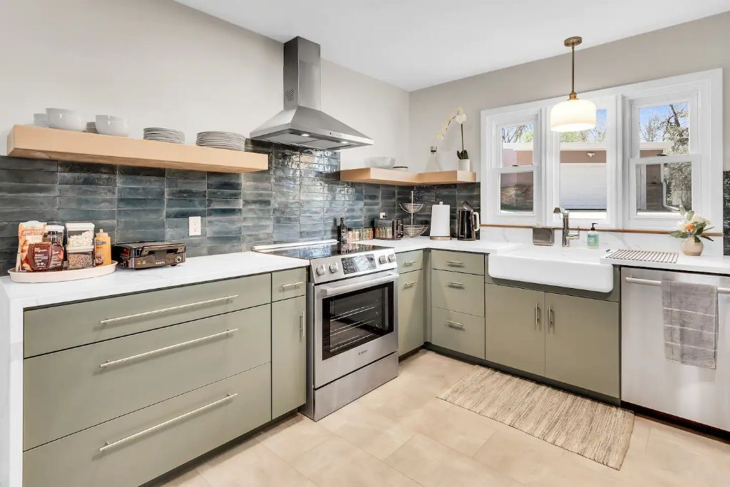 冷蔵庫、電子レンジ、オーブン、コンロ