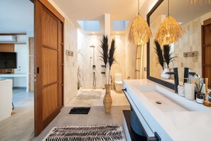 别墅, 4 间卧室, 吸烟房, 私人游泳池 | 浴室 | 淋浴设施、毛巾