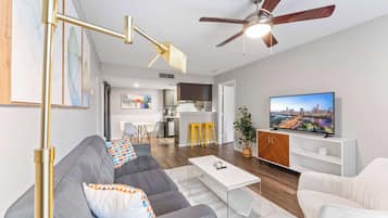 Een televisie en een kantoor