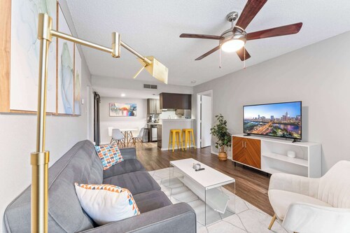SoCo 2BR corner suite, king bed, fast WiFi w/ pool