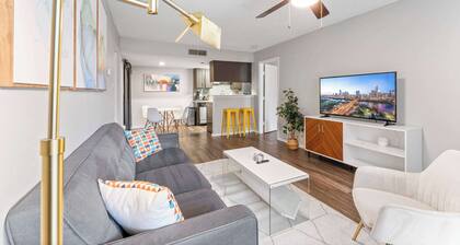 SoCo 2BR corner suite, king bed, fast WiFi w/ pool