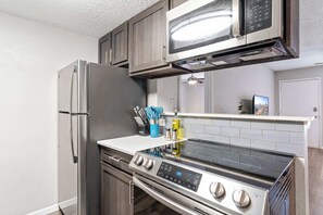 Refrigerador, microondas, horno y parrilla de estufa 