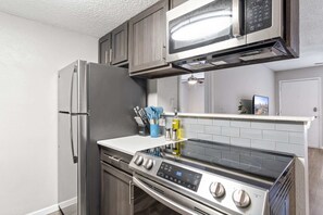 Refrigerador, microondas, horno y parrilla de estufa 