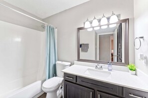 Dusche, Haartrockner, Handtücher, Shampoo