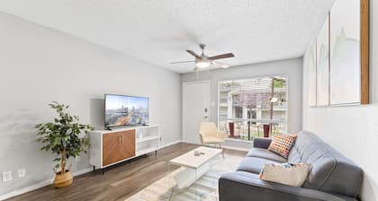 SoCo 2BR corner suite, king bed, fast WiFi