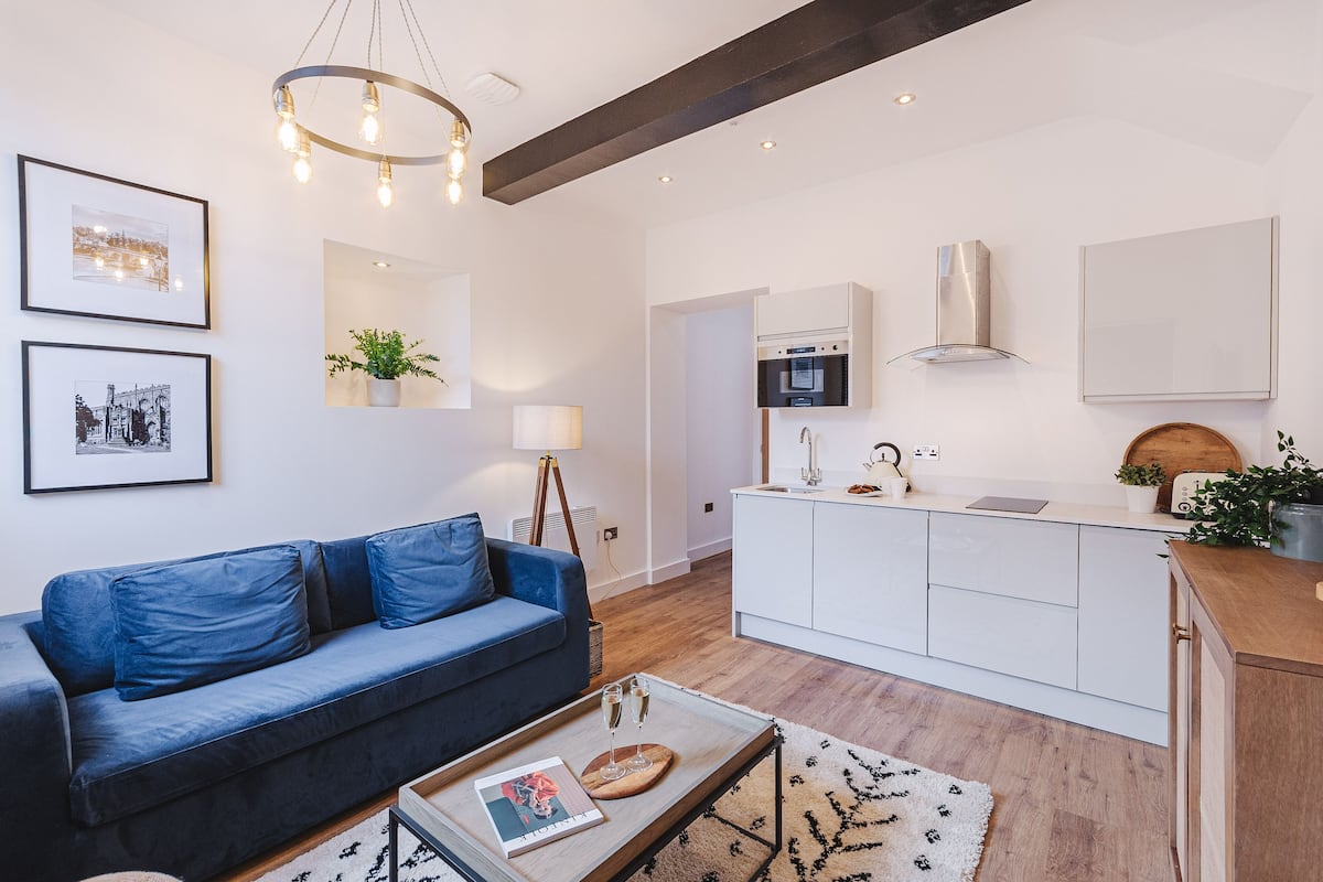 Deluxe Apartment, 1 Double Bed, City View | Living area | 43-inch Smart TV with digital channels, TV, Netflix