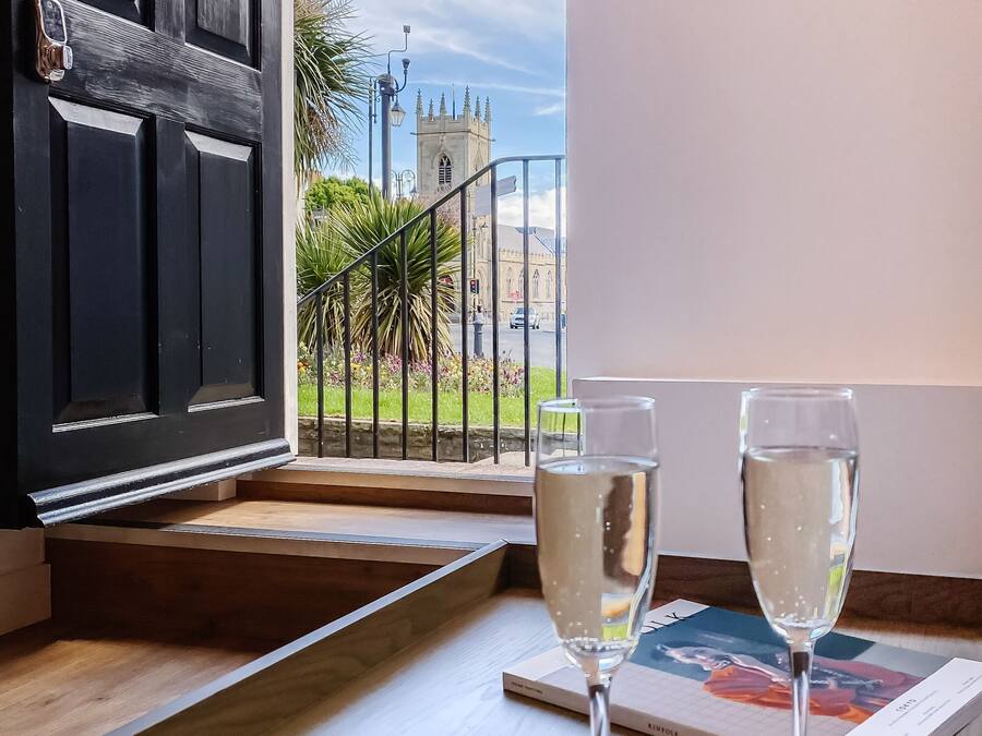 Lägenhet Deluxe - 1 dubbelsäng - utsikt mot staden | Vardagsrum | 43-tums smart-tv med digitalkanaler, tv och Netflix