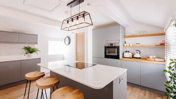 Luksus-loftsleilighet, 2 soverom, eget bad, byutsikt | Eget kjøkken | Kjøleskap, mikrobølgeovn, kokeplater og brødrister