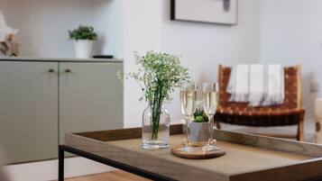 Luxury-Apartment, 1 Doppelbett | Wohnbereich | 43-Zoll-Smart-TV mit Digitalempfang, Fernseher, Netflix