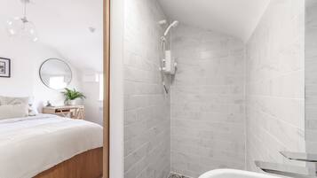 Cobertura superluxo, 2 quartos, suíte, vista para a cidade | Banheiro | Chuveiro, produtos de toalete grátis, secador de cabelo