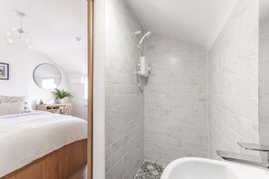 Luksus-penthouselejlighed - 2 soveværelser - eget badeværelse - byudsigt | Badeværelse | Bruser, gratis toiletartikler, hårtørrer, håndklæder