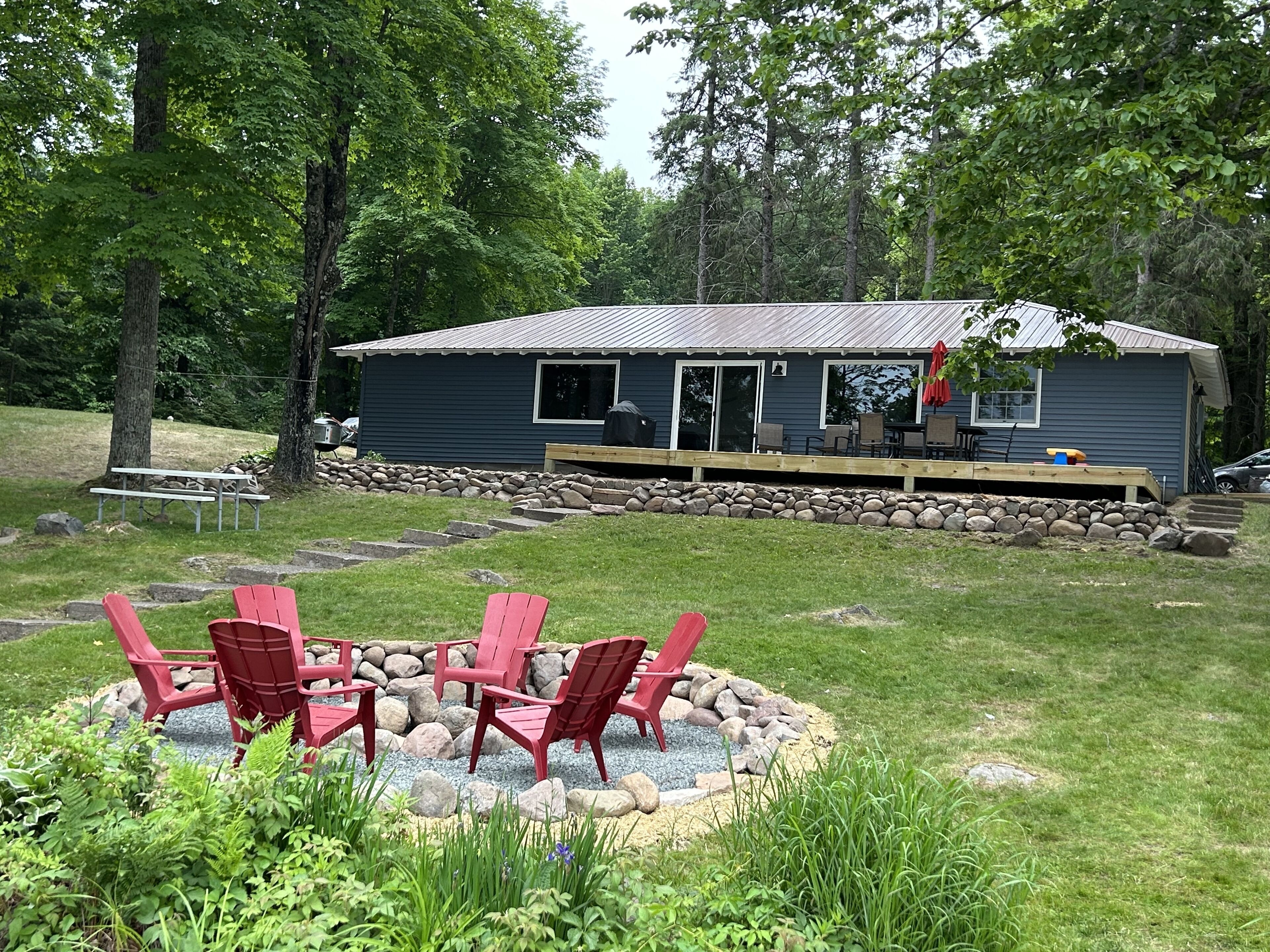 4 Bedroom Nelson Lake cabin with beach. Sleeps 10