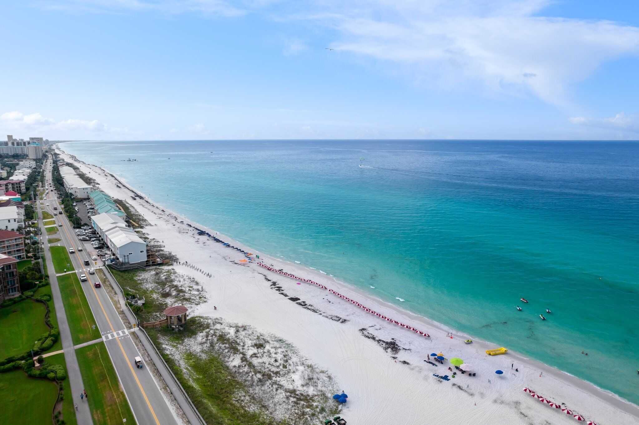 Perto da praia, espreguiçadeiras, toalhas de praia 
