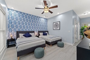 3 chambres, bureau, fer et planche à repasser, lit de bébé portatif