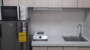 Frigorifero, microonde, forno, bollitore elettrico