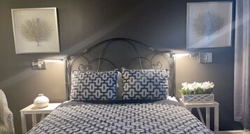 Deluxe Room, 1 Queen Bed | 1 bedroom, individually decorated, individually furnished