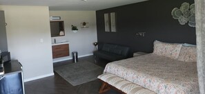 Deluxe Room, 1 King Bed | Individually decorated, individually furnished, laptop workspace - Hotel Lake Anna (Spotsylvania)